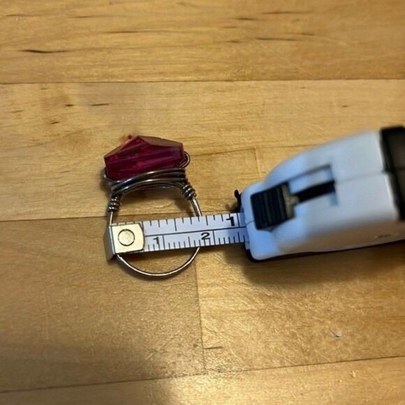 Beautiful costume jewelry ring. Silver wire hand crafted metal with pink stone - Picture 10 of 10